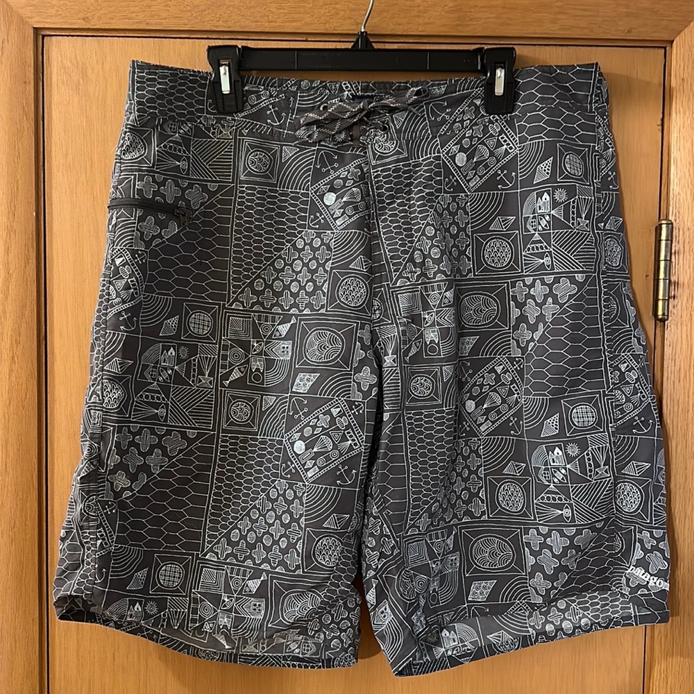 Patagonia Men’s Aztec Tribal Printed Board Shorts Gray Blue Size 36